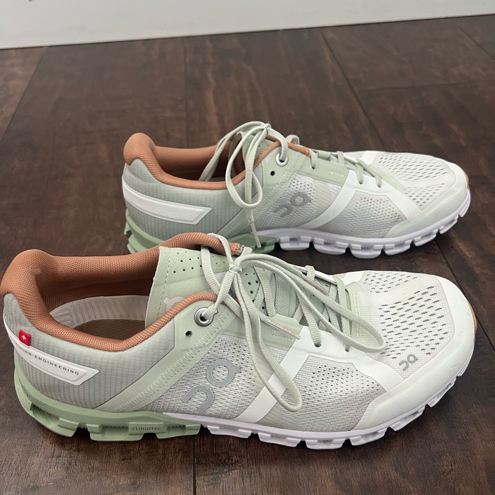 On Cloudflow Shoes - Women Size 7 - Aloe/White - Excellent Condition